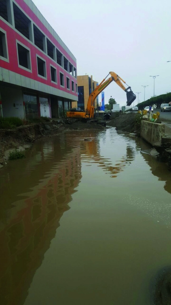 آليات تزيل عوائق تصريف مياه الأمطار