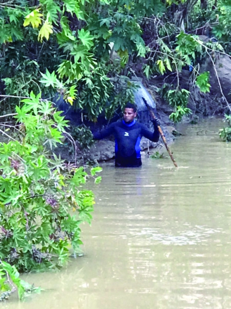 أحد أفراد الدفاع المدني خلال البحث عن المفقود 