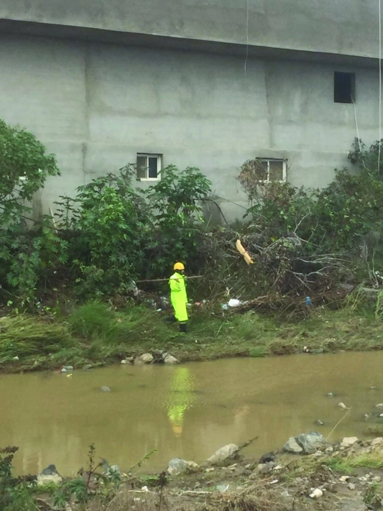 أحد أفراد الدفاع المدني خلال البحث عن المفقود (مكة) 