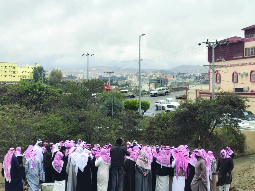 الجموع خلال تشييع الطالب نواف الأحمري أمس (واس)