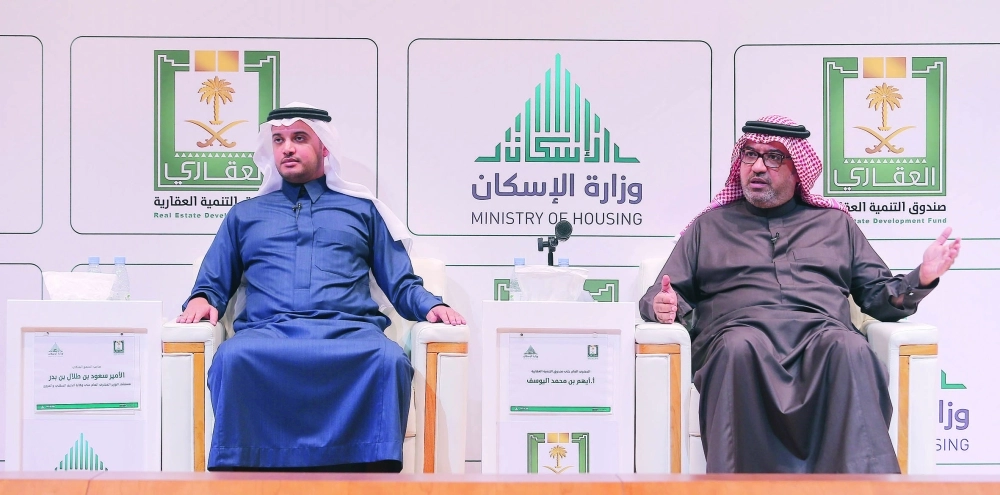 سعود بن طلال وأيهم اليوسف خلال المؤتمر الصحفي أمس                                                   (محمد مشهور)