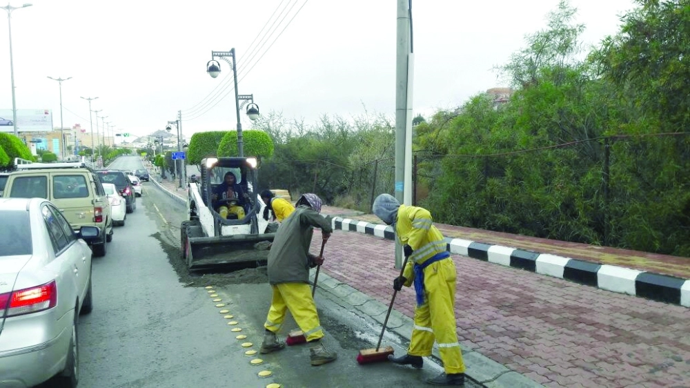 فرق الأمانة تزيل المخلفات وتفتح الطرق (مكة)