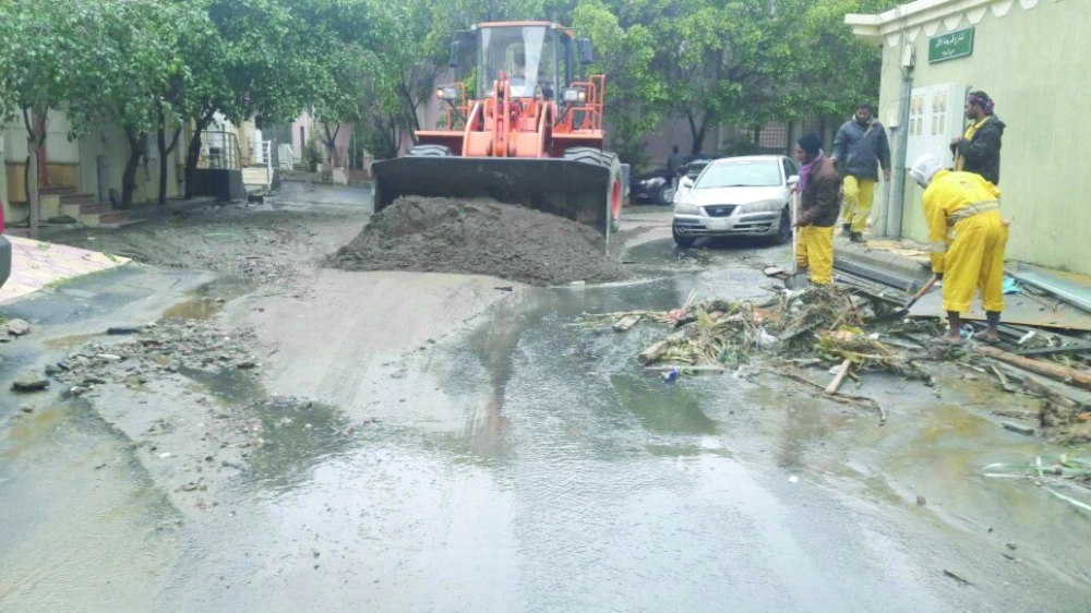 فرق الأمانة تزيل المخلفات وتفتح الطرق           (مكة)