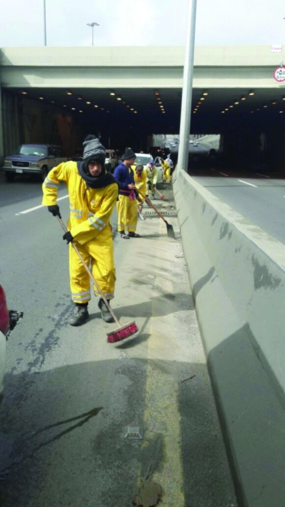 فرق الأمانة تزيل المخلفات وتفتح الطرق (مكة)