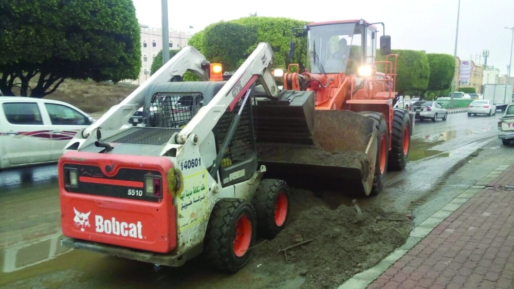 فرق الأمانة تزيل المخلفات وتفتح الطرق (مكة)