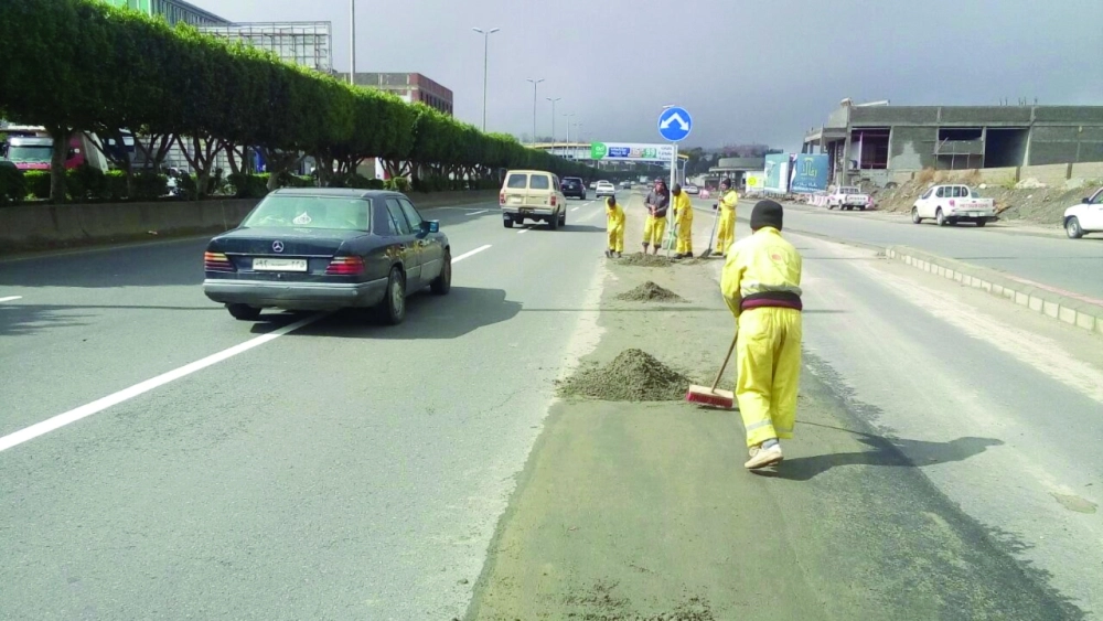 فرق الأمانة تزيل المخلفات وتفتح الطرق (مكة)
