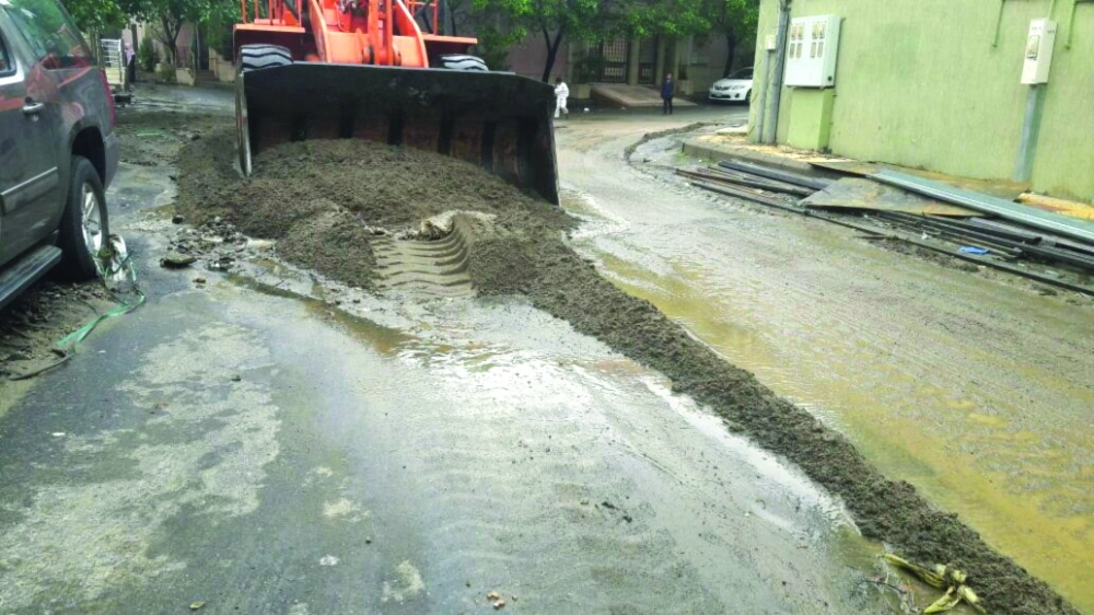 فرق الأمانة تزيل المخلفات وتفتح الطرق (مكة)