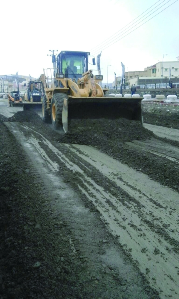 فرق الأمانة تزيل المخلفات وتفتح الطرق (مكة)