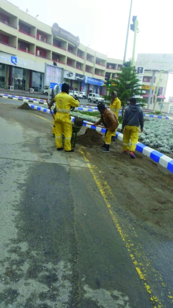 فرق الأمانة تزيل المخلفات وتفتح الطرق (مكة)