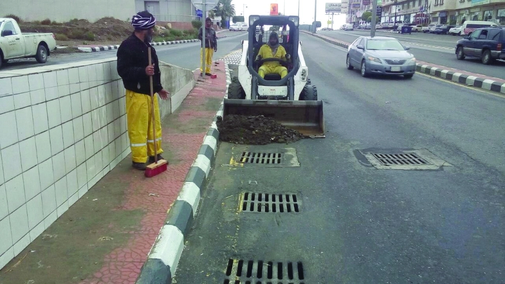فرق الأمانة تزيل المخلفات وتفتح الطرق (مكة)