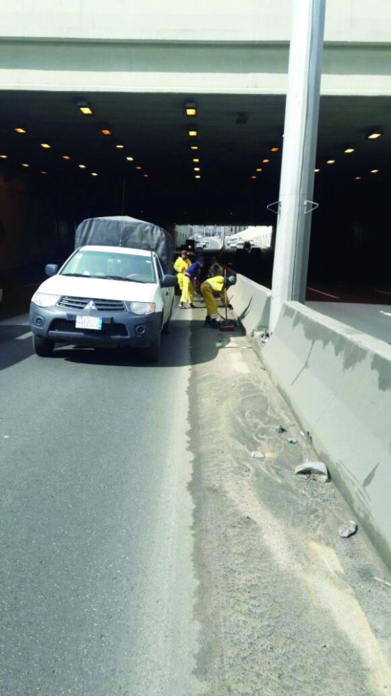 فرق الأمانة تزيل المخلفات وتفتح الطرق (مكة)