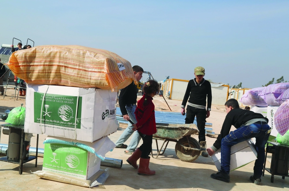 مساعدات من مركز الملك سلمان للسوريين النازحين في ريفي حلب وإدلب                         (واس)