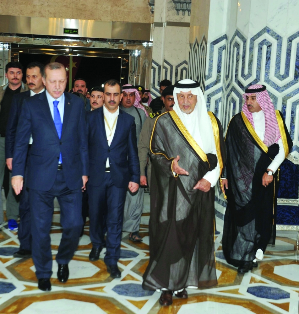 خالد الفيصل مستقبلا إردوغان                                        (واس) 