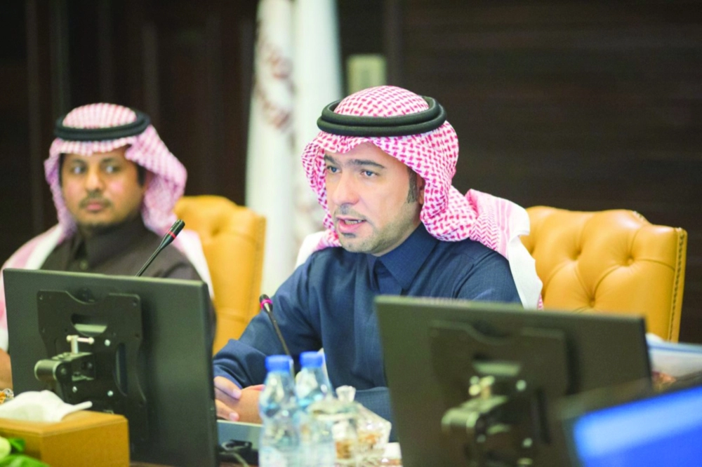  الحقيل خلال لقائه أمس باللجنة الوطنية العقارية في مجلس الغرف                               (تويتر)