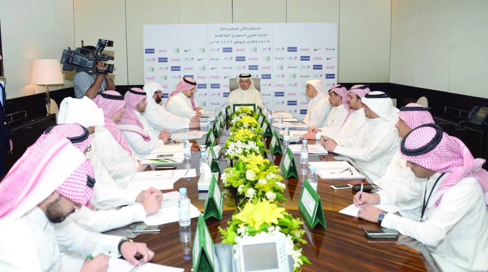 جانب من اجتماع مجلس إدارة اتحاد القدم أمس   (مكة)