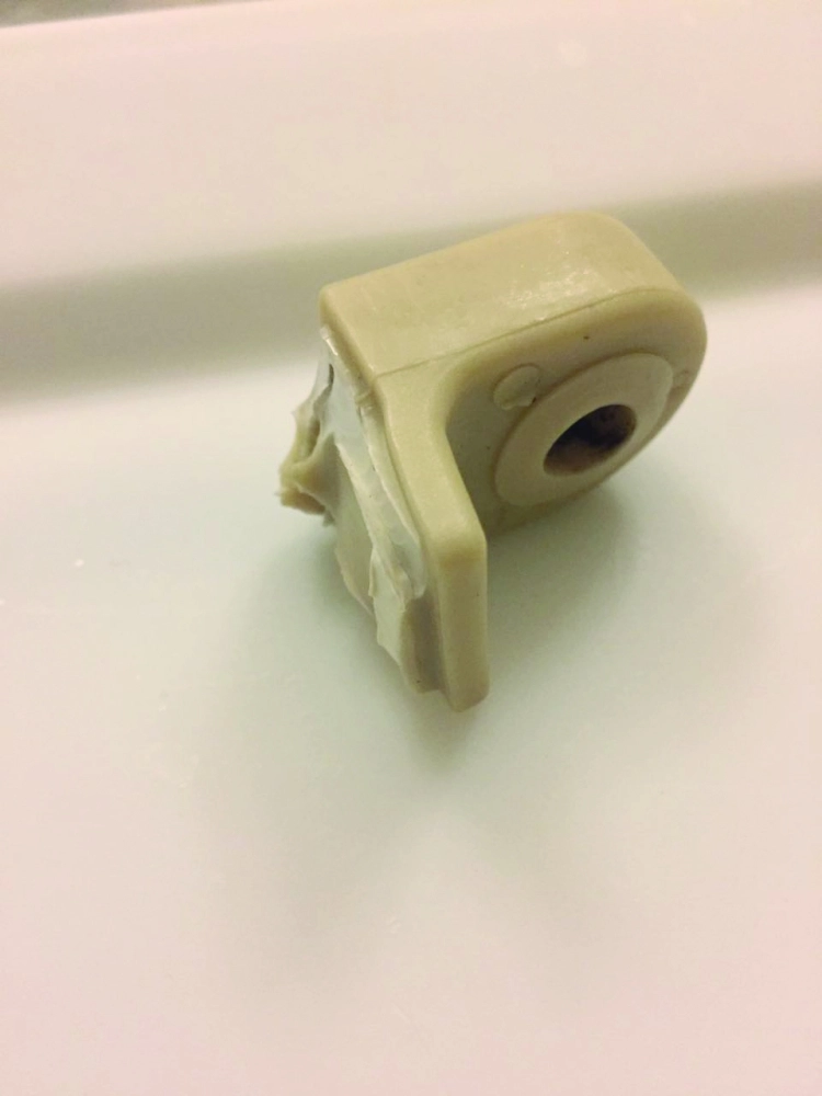 دعامة بلاستيكية مكسورة 