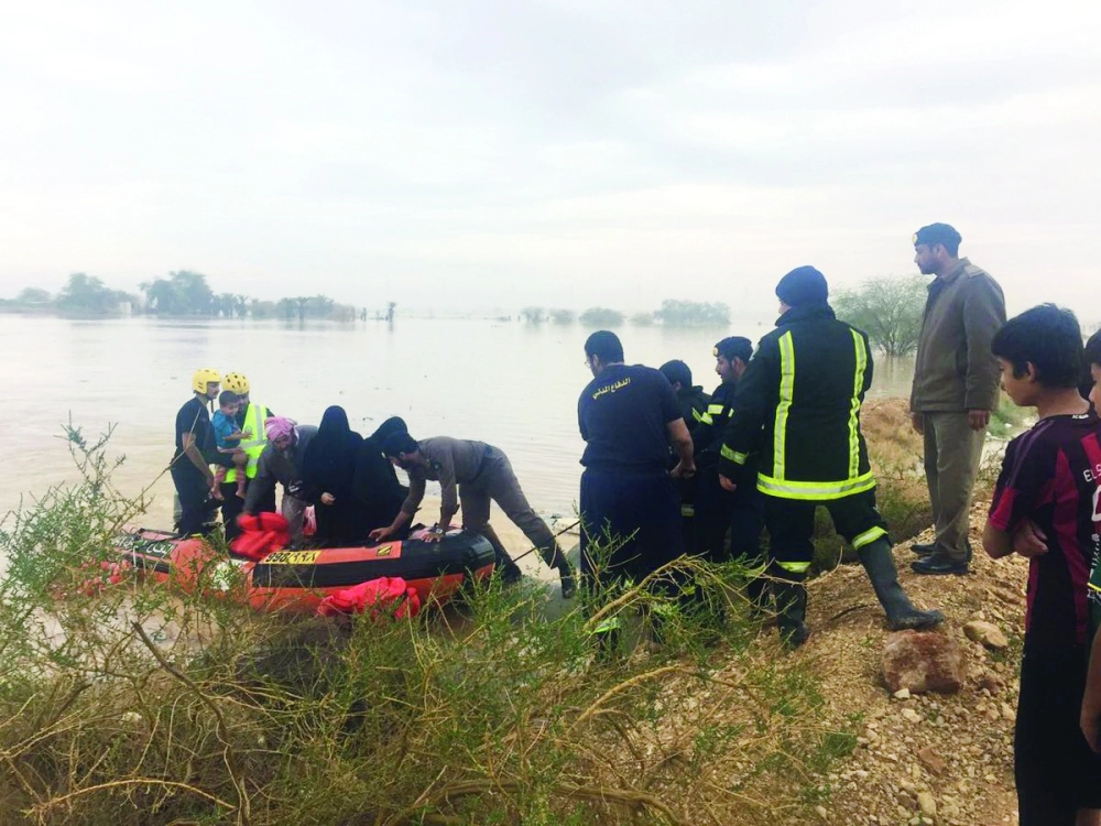 الدفاع المدني خلال إنقاذ عائلة احتجزتها أمطار الخرج (مكة)