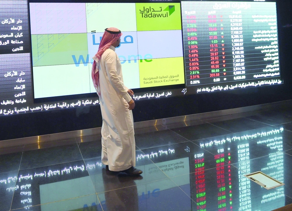 مستثمر يتابع شاشات تداول                                                           (مكة)