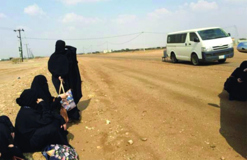 معلمات في منطقة نائية تعطلت المركبة التي تنقلهن في وقت سابق     (مكة)