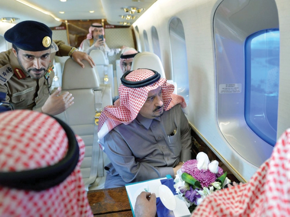 فيصل بن بندر متفقدا أمس آثار السيول على محافظة الخرج (واس)