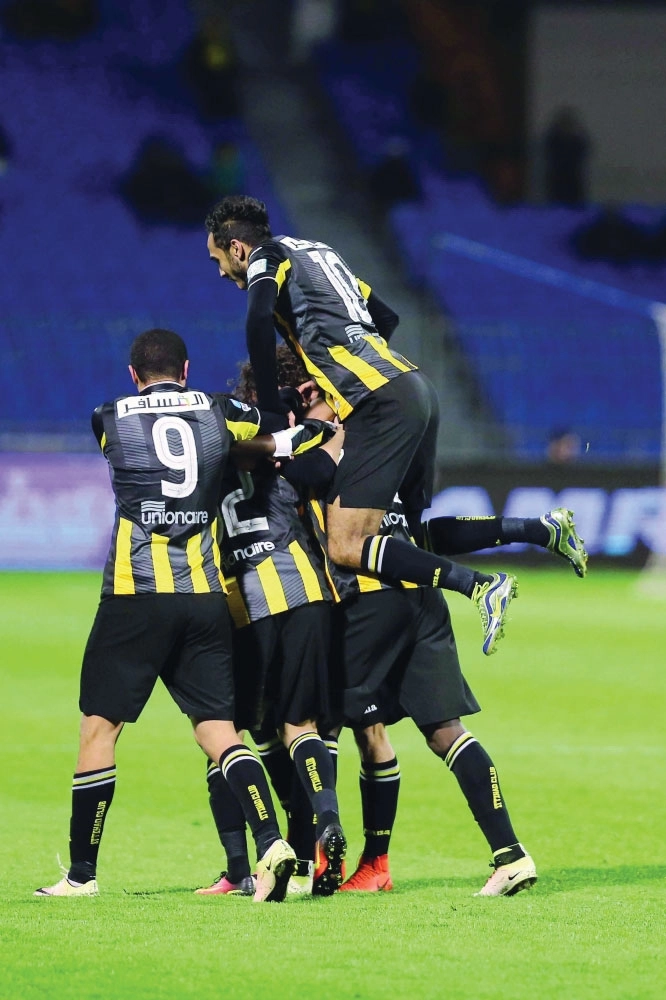 فرحة لاعبي الاتحاد بهدف عدنان فلاتة أمس                                                  (إ ب أ)