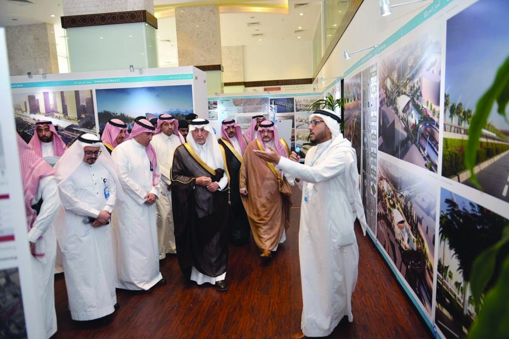 .. ويستمع لشرح عن المشروع