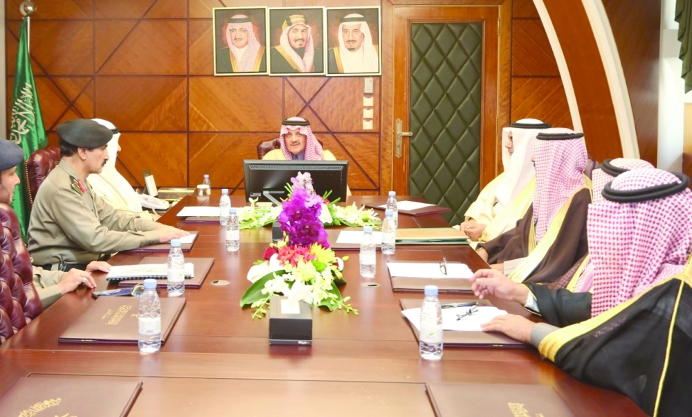 سعود بن نايف متحدثا خلال الاجتماع                                       (مكة)