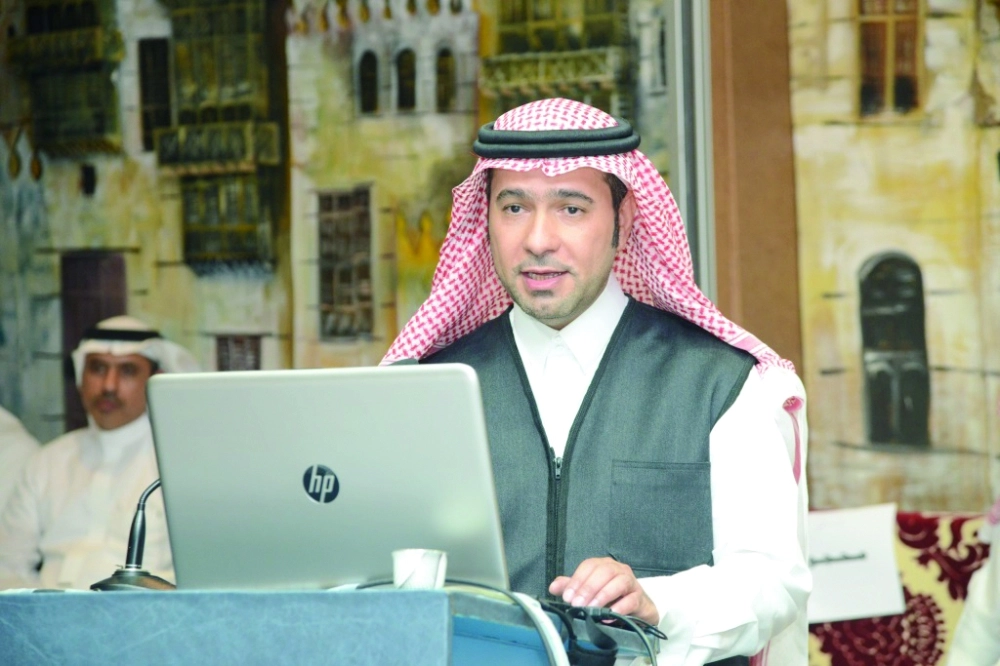 الحقيل متحدثا في اللقاء (مكة)