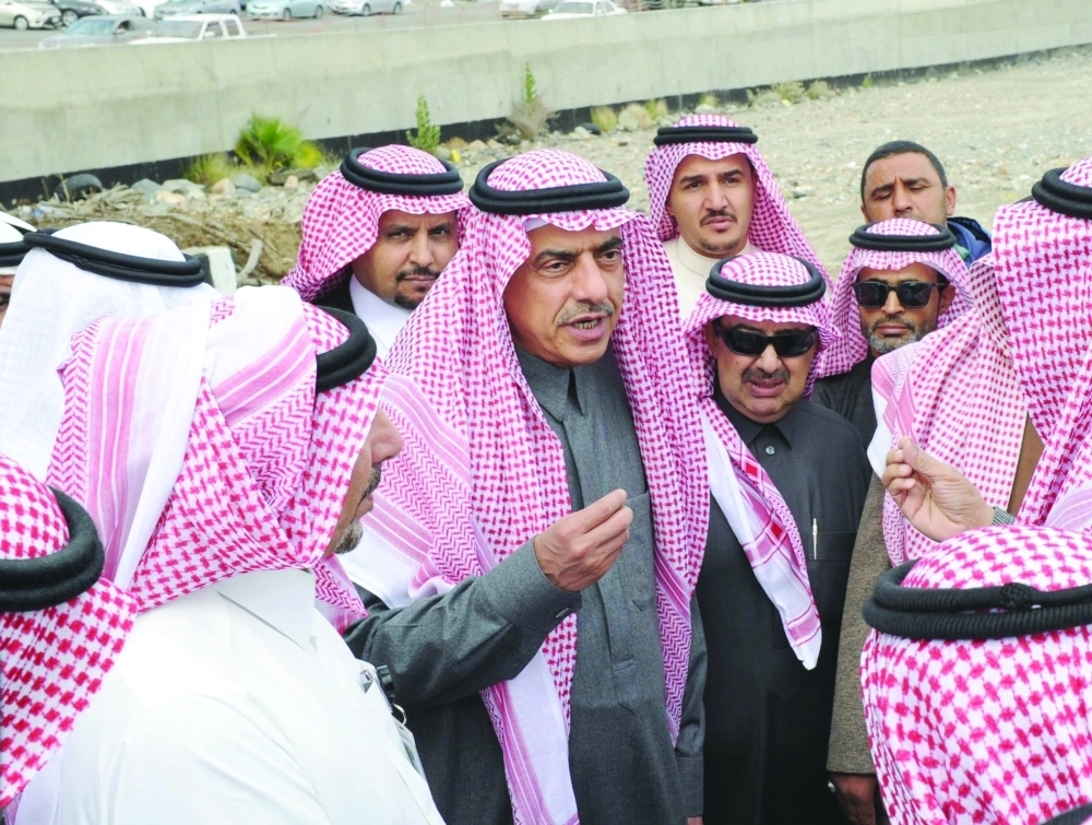 عبداللطيف آل الشيخ متفقدا أحد أحياء أبها أمس (مكة)