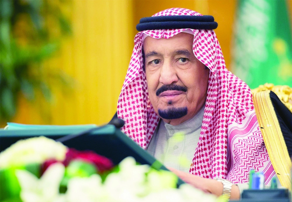 الملك سلمان مترئسا جلسة المجلس في قصر اليمامة بالرياض اليوم (واس)