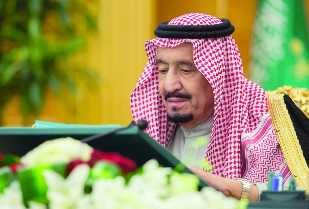 الملك سلمان مترئسا جلسة المجلس في قصر اليمامة بالرياض اليوم (واس) 