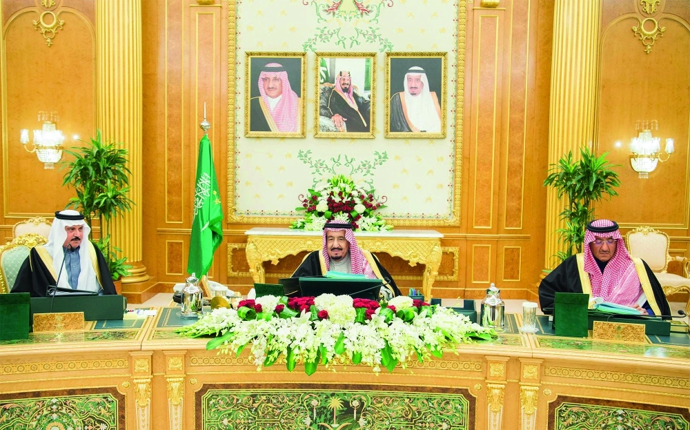 الملك سلمان مترئسا جلسة المجلس في قصر اليمامة بالرياض اليوم (واس) 