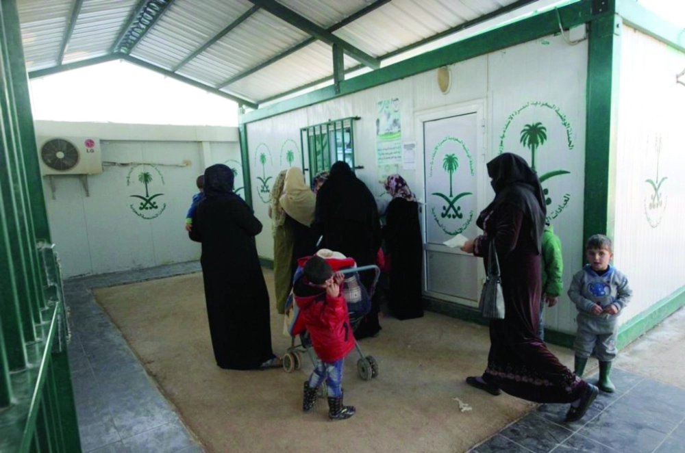 سوريون يصرفون وصفات من العيادات السعودية بالزعتري                        (واس)