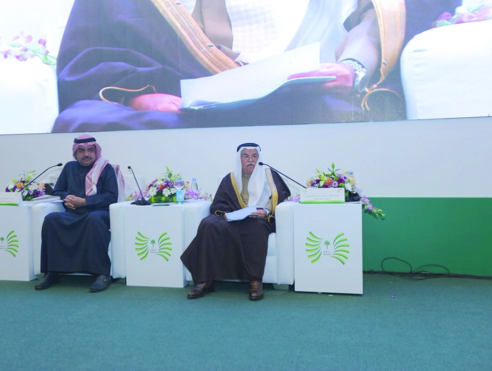 علي النعيمي متحدثا خلال مؤتمر نزاهة أمس                           (مكة)