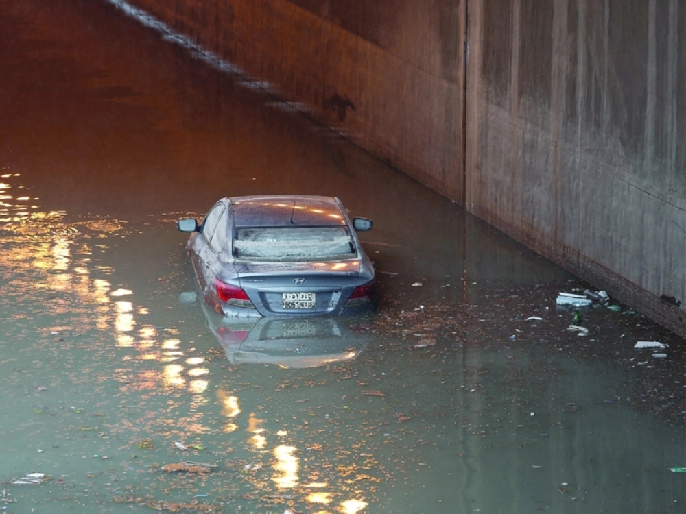 مركبة غارقة في أحد أنفاق الدمام جراء الأمطار الأخيرة                         (حمدان الدوسري)