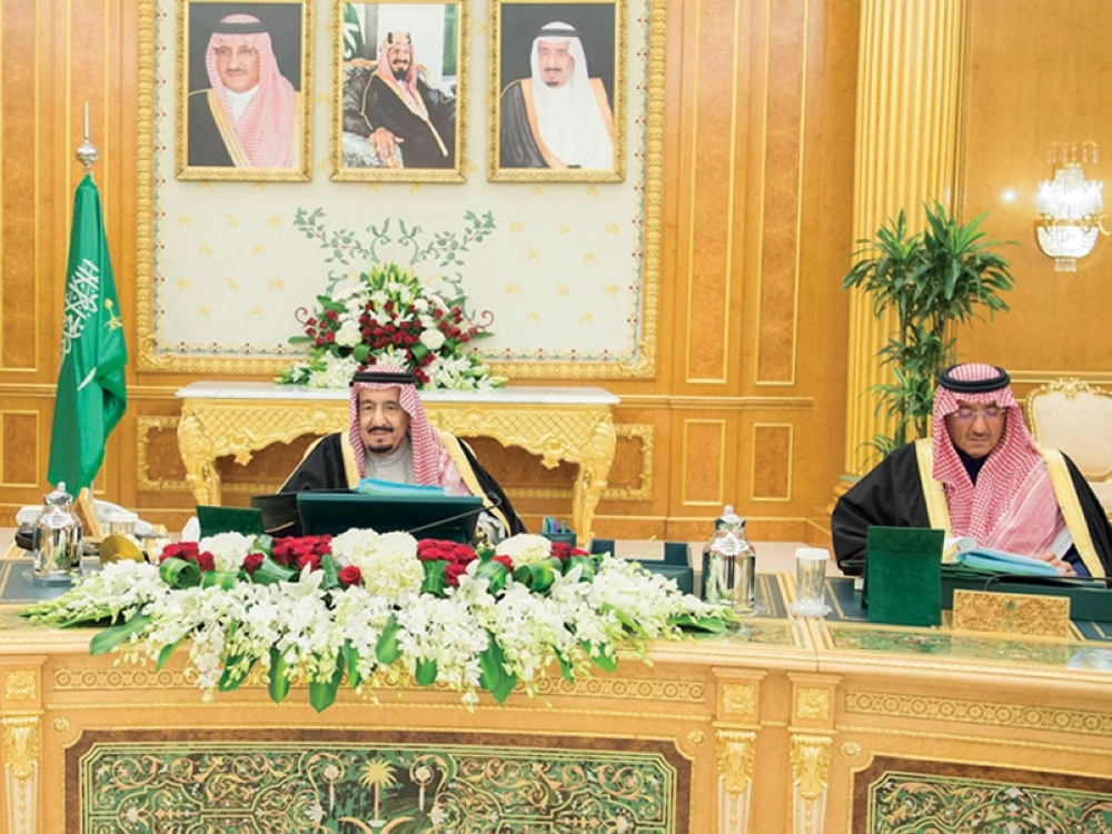 الملك سلمان مترئسا جلسة مجلس الوزراء أمس وإلى جانبه ولي العهد                                                                        (واس) 