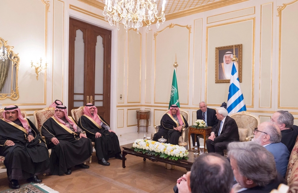 الأمير محمد بن نايف خلال لقائه بروكوبيوس بافلوبولوس في الرياض أمس (واس)