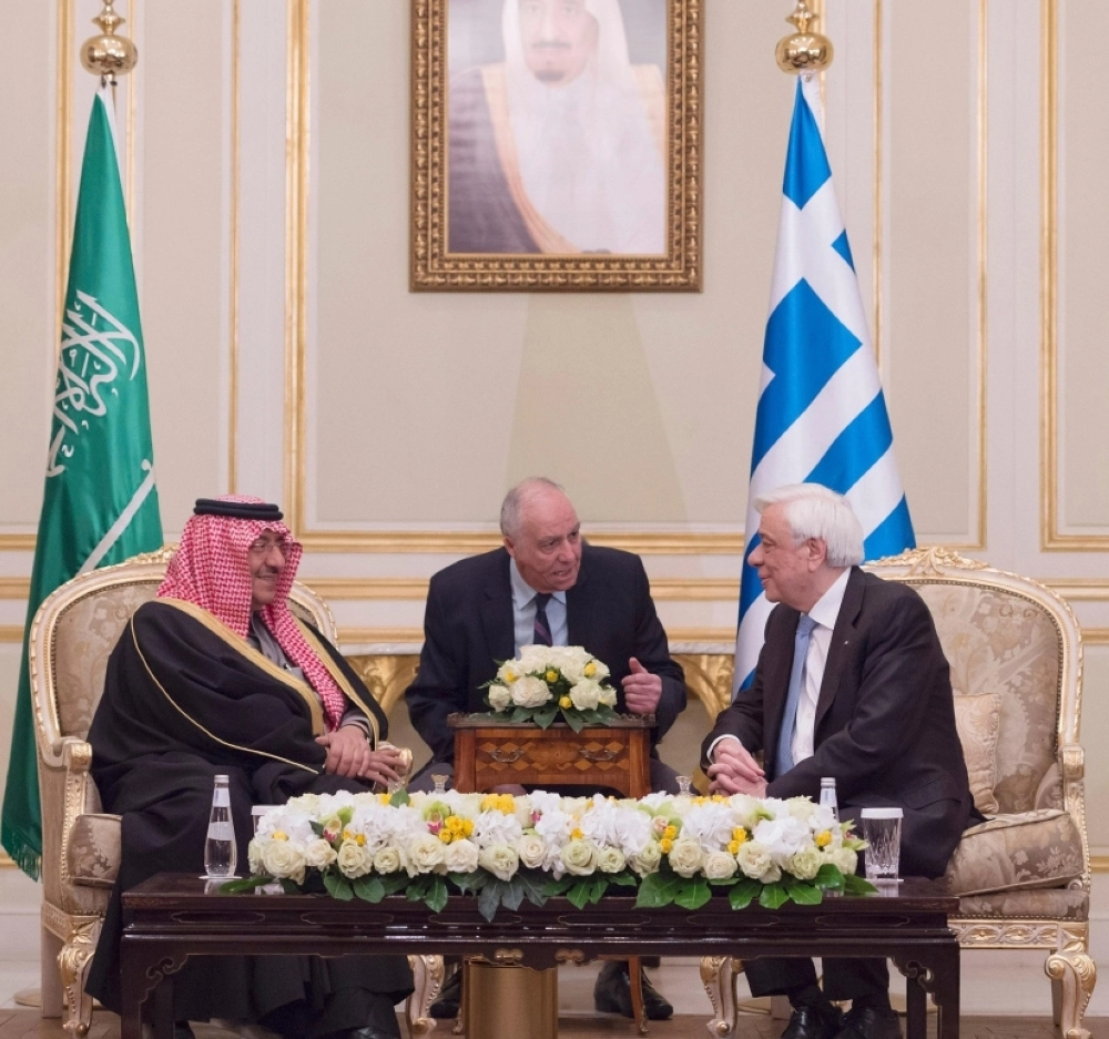 الأمير محمد بن نايف خلال لقائه بروكوبيوس بافلوبولوس في الرياض أمس (واس)