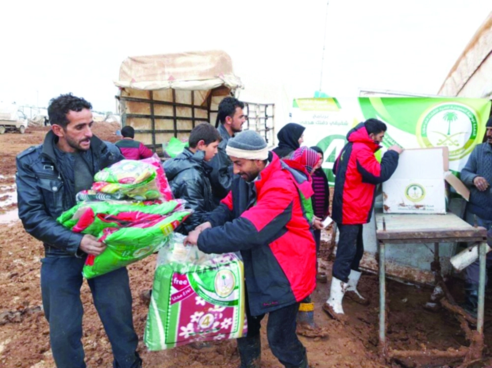 مساعدات سعودية للنازحين من حلب على الحدود التركية السورية                                    (واس)