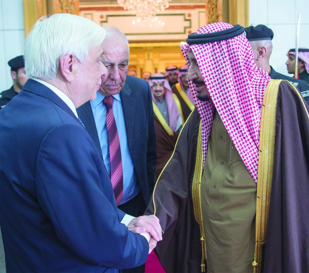 الملك سلمان مستقبلا بروكوبيوس بافلوبولوس في قصر اليمامة بالرياض أمس (بندر الجلعود)