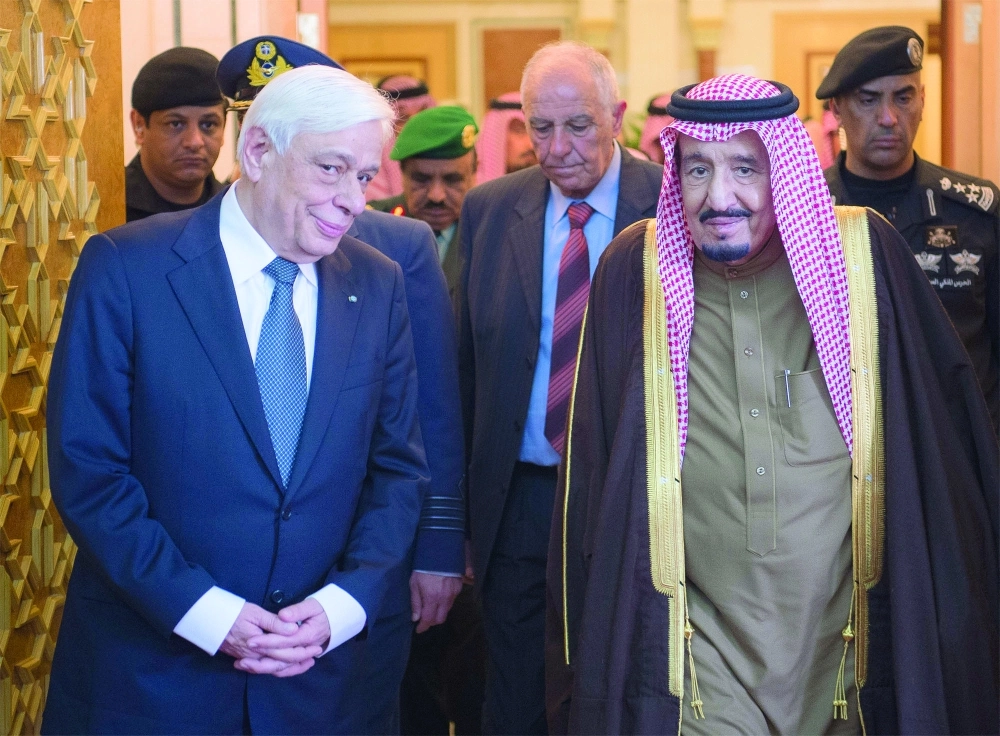 الملك سلمان مستقبلا بروكوبيوس بافلوبولوس في قصر اليمامة بالرياض أمس            (بندر الجلعود)