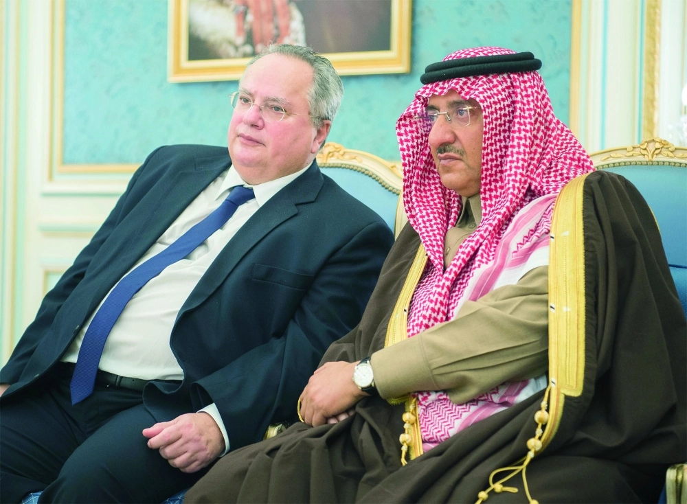 الأمير محمد بن نايف خلال اللقاء 