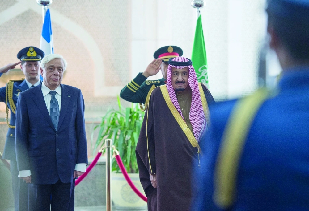 الملك سلمان وروكوبيوس بافلوبولوس خلال عزف السلامين الوطنيين 