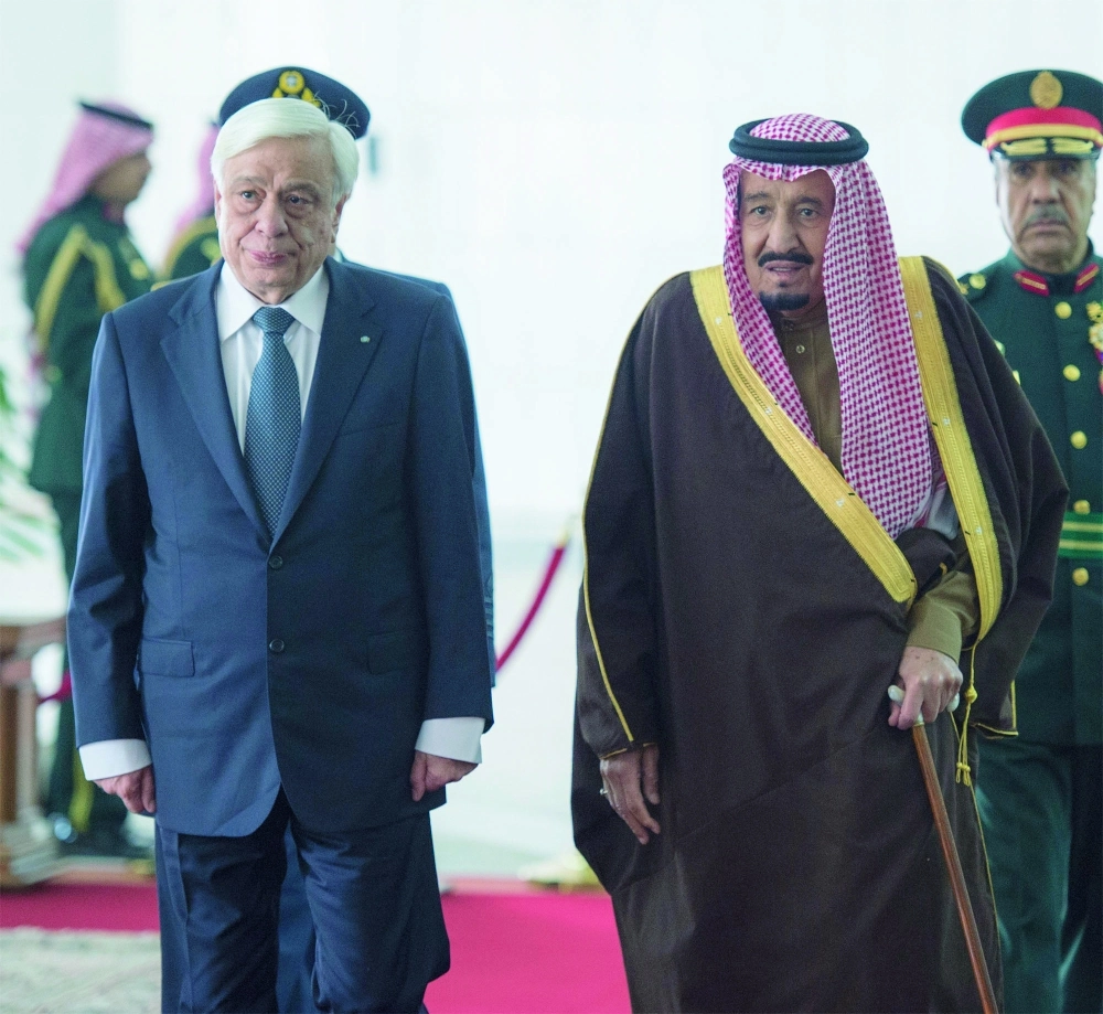 الملك سلمان مستقبلا بروكوبيوس بافلوبولوس في قصر اليمامة بالرياض أمس (بندر الجلعود)