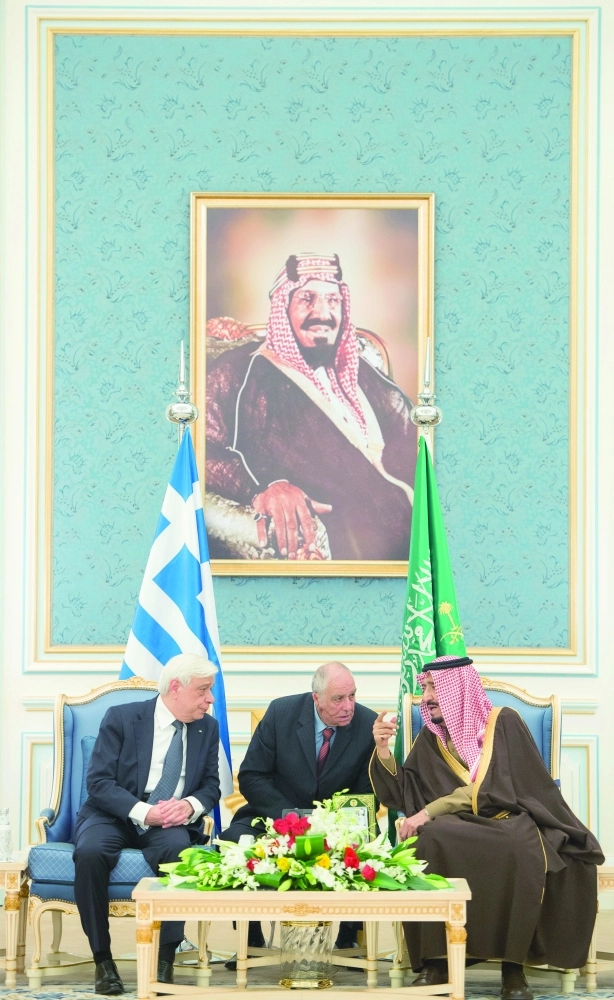 الملك سلمان مستقبلا بروكوبيوس بافلوبولوس في قصر اليمامة بالرياض أمس (بندر الجلعود)