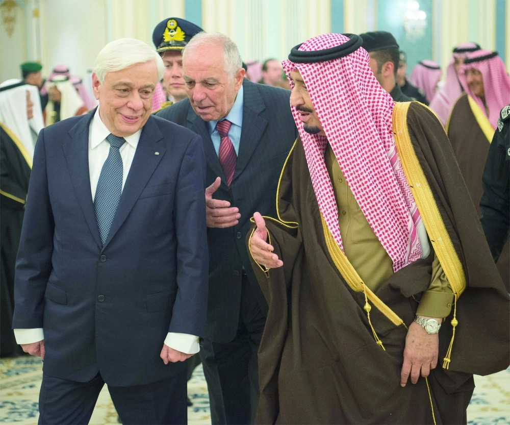 الملك سلمان مستقبلا بروكوبيوس بافلوبولوس في قصر اليمامة بالرياض أمس (بندر الجلعود)