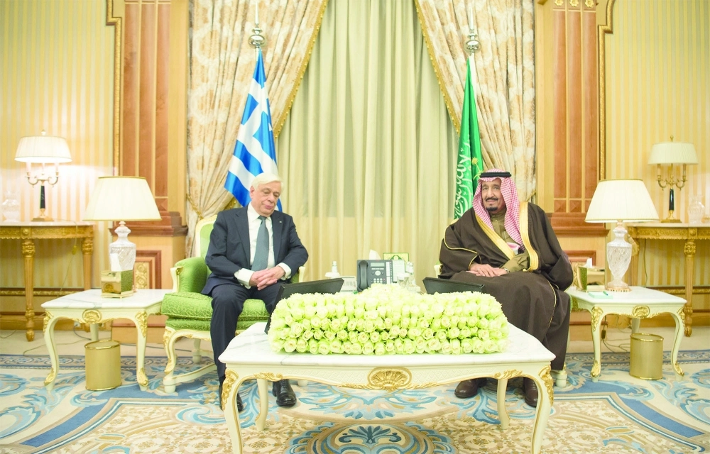 الملك سلمان وبروكوبيوس بافلوبولوس خلال مباحثاتهما في قصر اليمامة بالرياض أمس (بندر الجلعود)