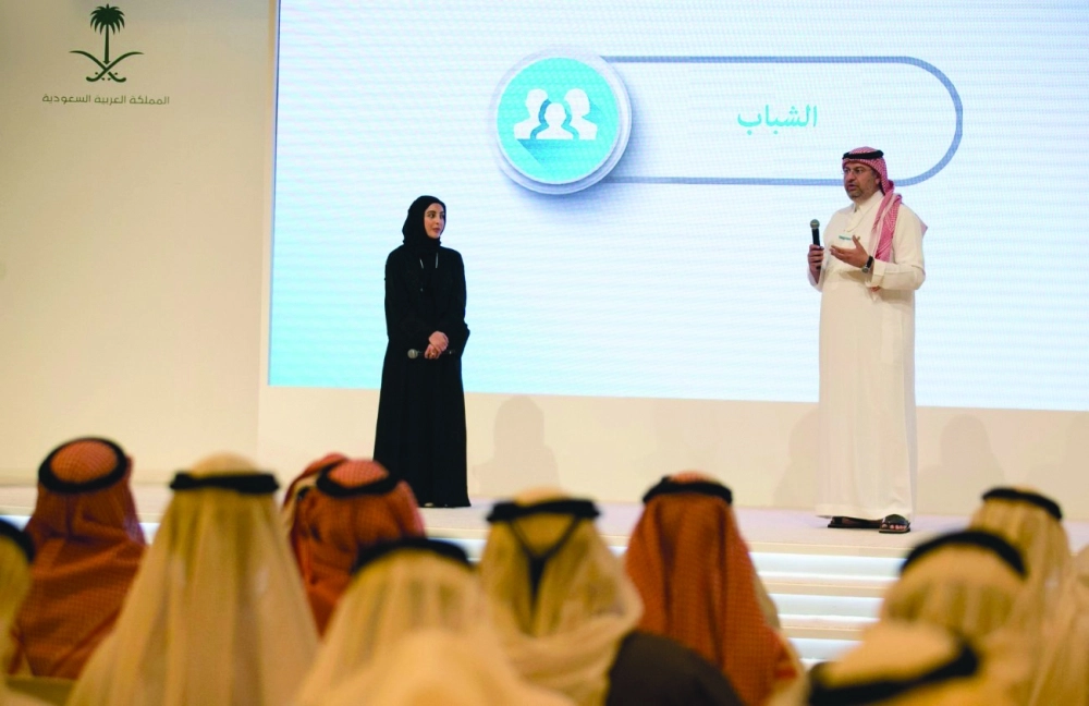 عبدالله بن مساعد وشما المزروعي في جلسة الشباب بخلوة العزم                         (واس)