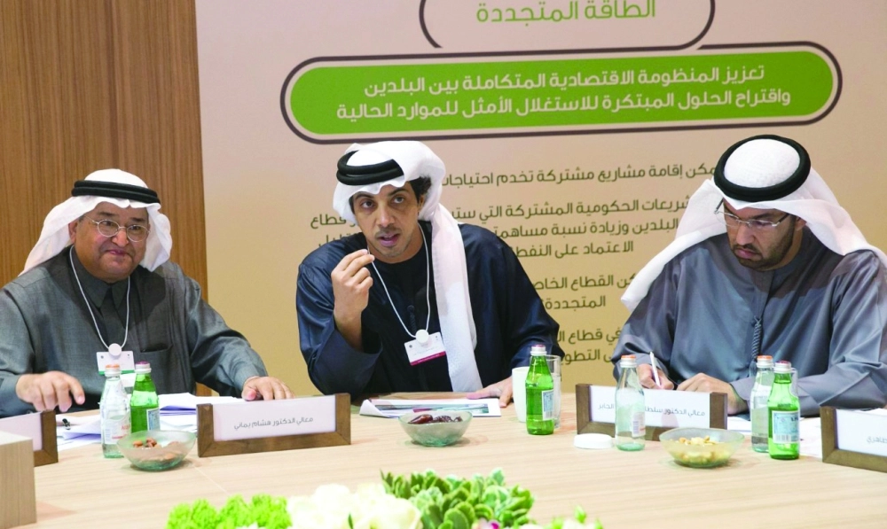 منصور بن زايد يتحدث في جلسة بخلية العزم بأبوظبي أمس (واس)