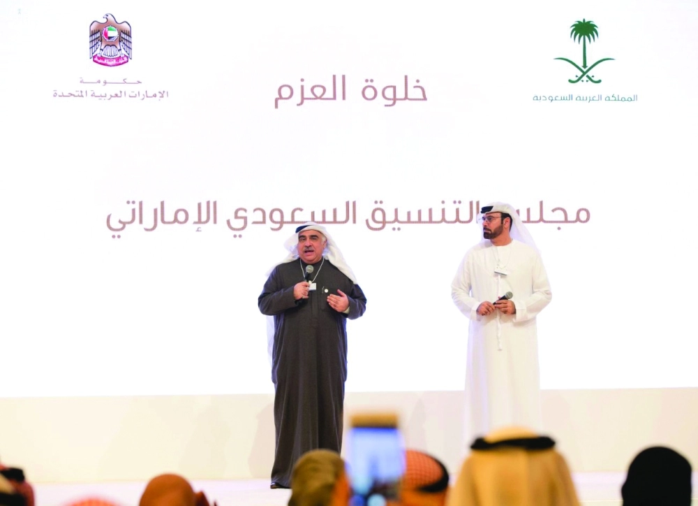 عادل فقيه ومحمد القرقاوي خلال جلسة خلية العزم بأبوظبي أمس  